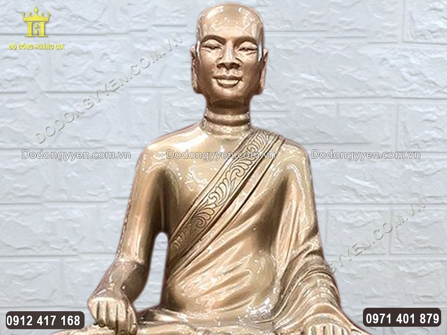 Gương mặt tr&ograve;n đầy ph&uacute;c hậu của Ng&agrave;i được chạm khắc sắc n&eacute;t